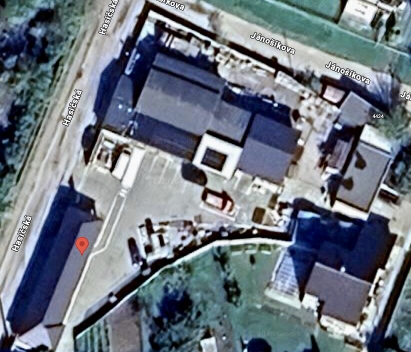 KOMERČNÝ PRIESTOR V ŠURANOCH | UZAVRETÝ AREÁL S FOTOVOLTAIKOU A PARKOVANÍM | OKRES NOVÉ ZÁMKY