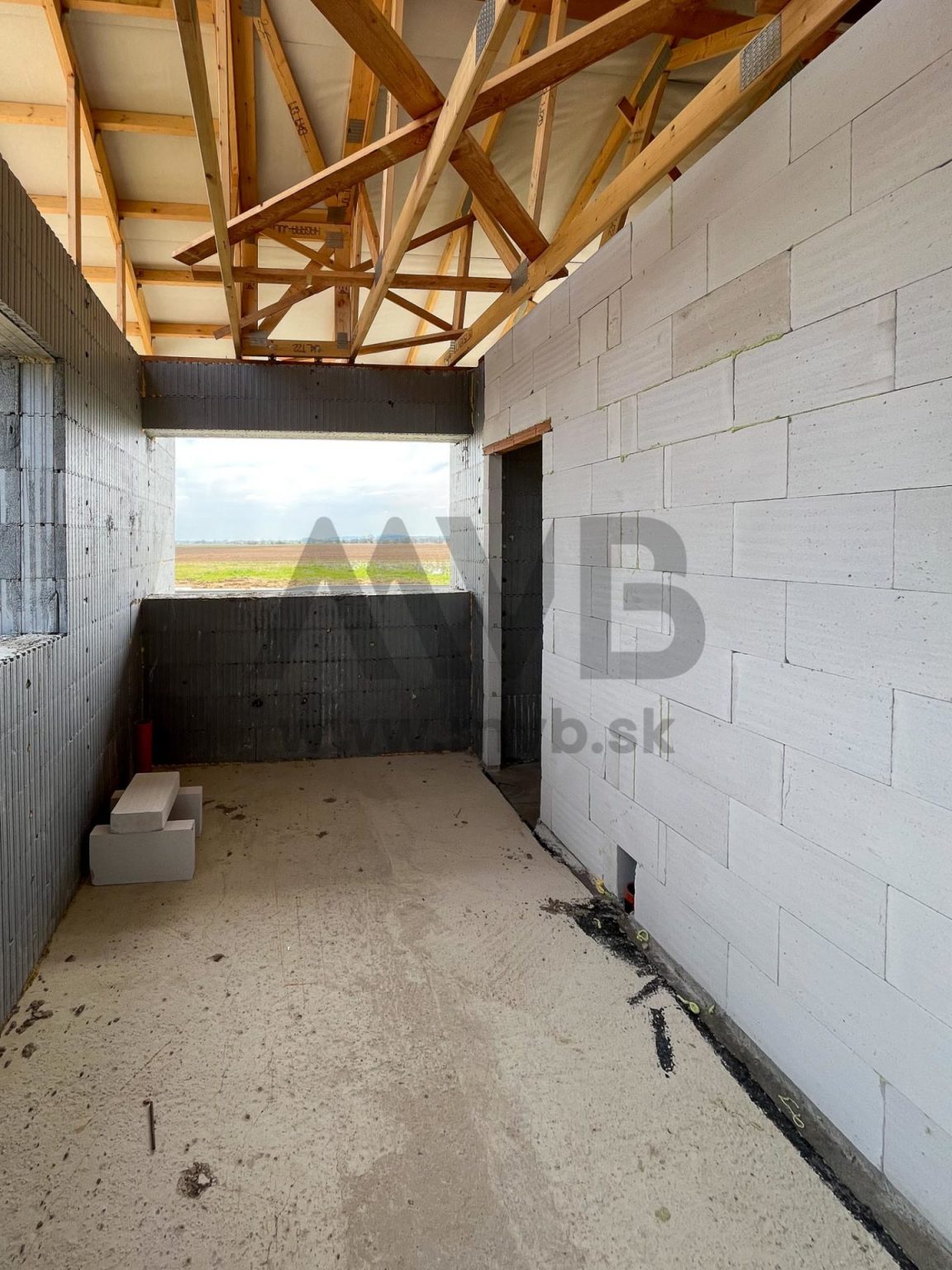 NOVOSTAVBA | DVORY NAD ŽITAVOU | OKRES NOVÉ ZÁMKY — fotografia