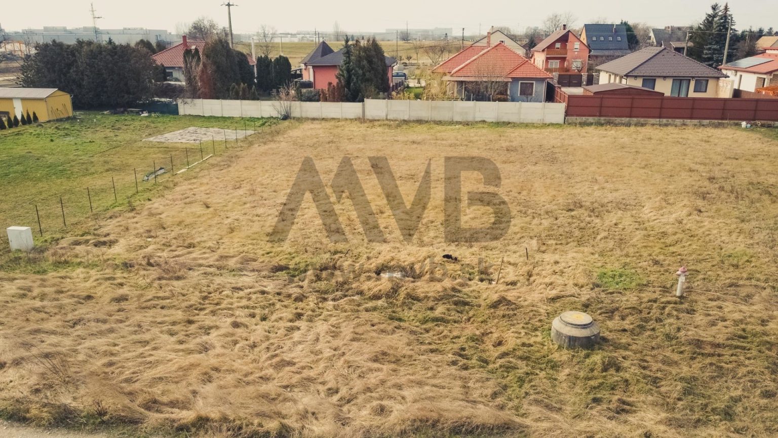 STAVEBNÝ POZEMOK V POKOJNEJ ČASTI MESTA S NÁDYCHOM VIDIEKA | KOMÁROM | MAĎARSKO — fotografia