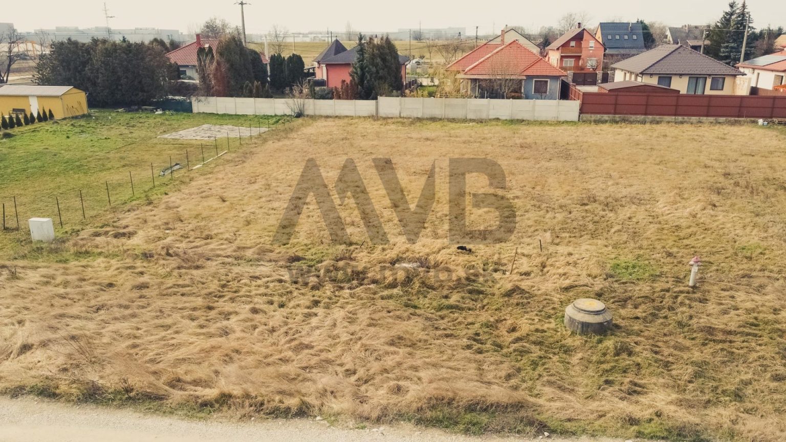 STAVEBNÝ POZEMOK V POKOJNEJ ČASTI MESTA S NÁDYCHOM VIDIEKA | KOMÁROM | MAĎARSKO — fotografia