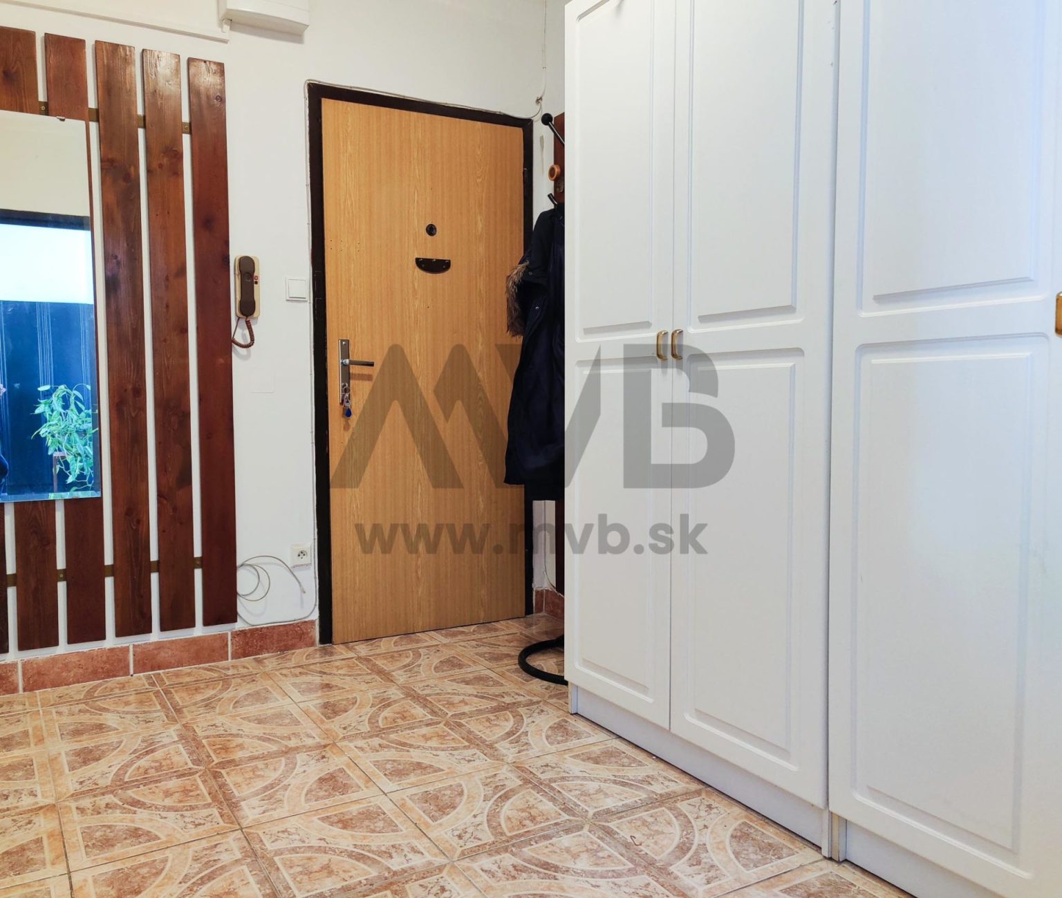 NA PRENÁJOM: 1 IZBOVÝ BYT | VNÚTORNÁ OKRUŽNÁ | KOMÁRNO — fotografia