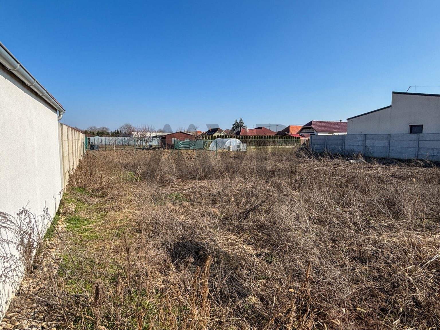 PERFEKTNÝ POZEMOK NA RODINNÝ DOMY | BÁNOV | OKRES NOVÉ ZÁMKY — fotografia