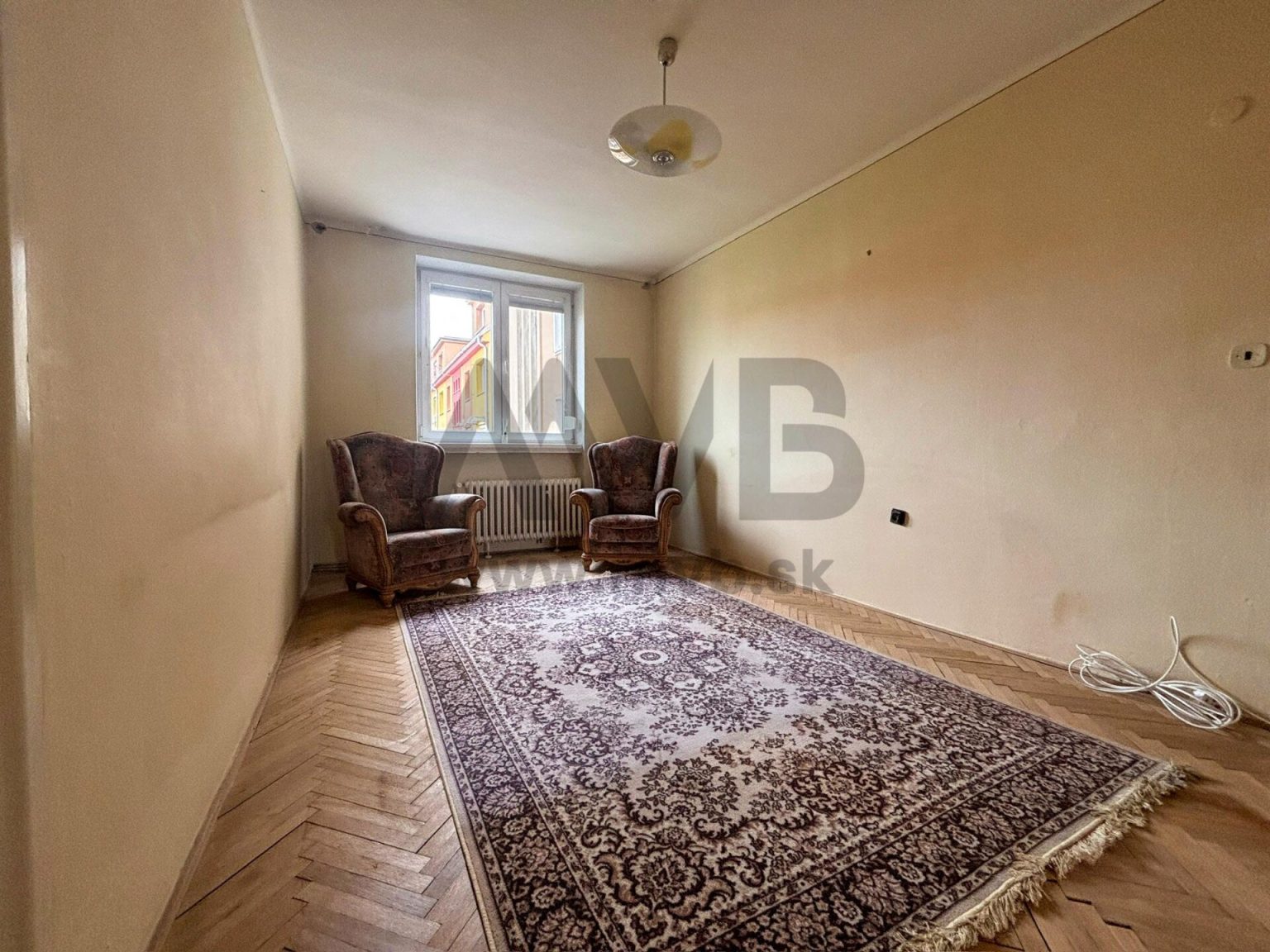 PRIESTRANNÝ 3-IZBOVÝ TEHLOVÝ BYT NA BERNOLÁKOVOM NÁMESTÍ | NOVÉ ZÁMKY — fotografia