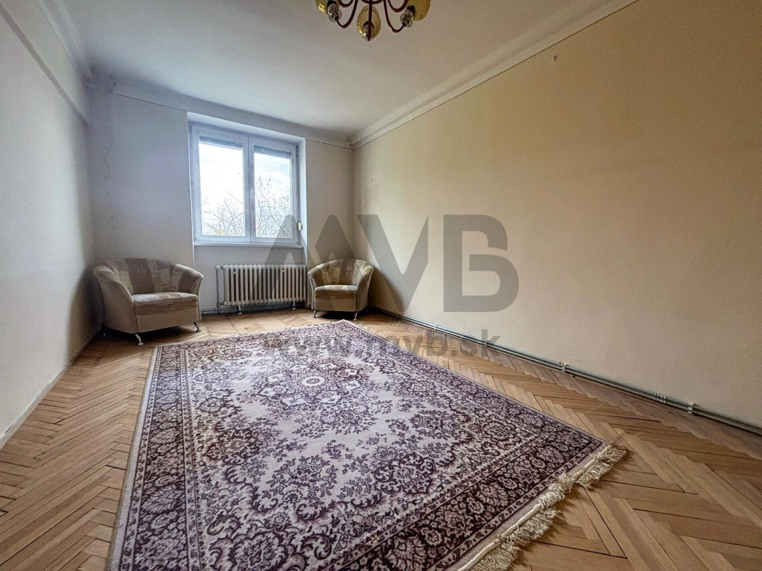 PRIESTRANNÝ 3-IZBOVÝ TEHLOVÝ BYT NA BERNOLÁKOVOM NÁMESTÍ | NOVÉ ZÁMKY — fotografia