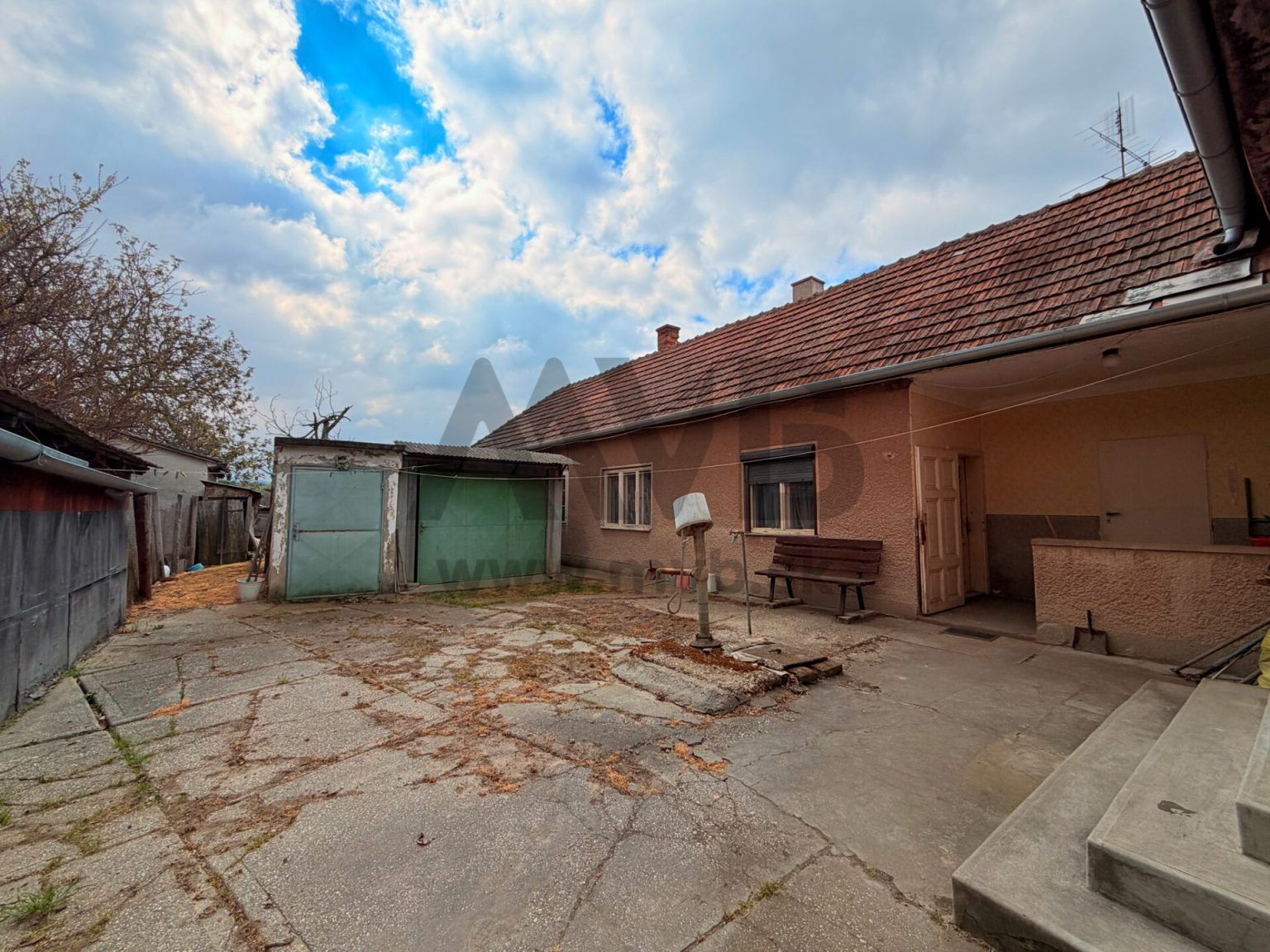 RODINNÝ DOM IBA 250 METROV OD DUNAJA | MOČA | OKRES KOMÁRNO — fotografia