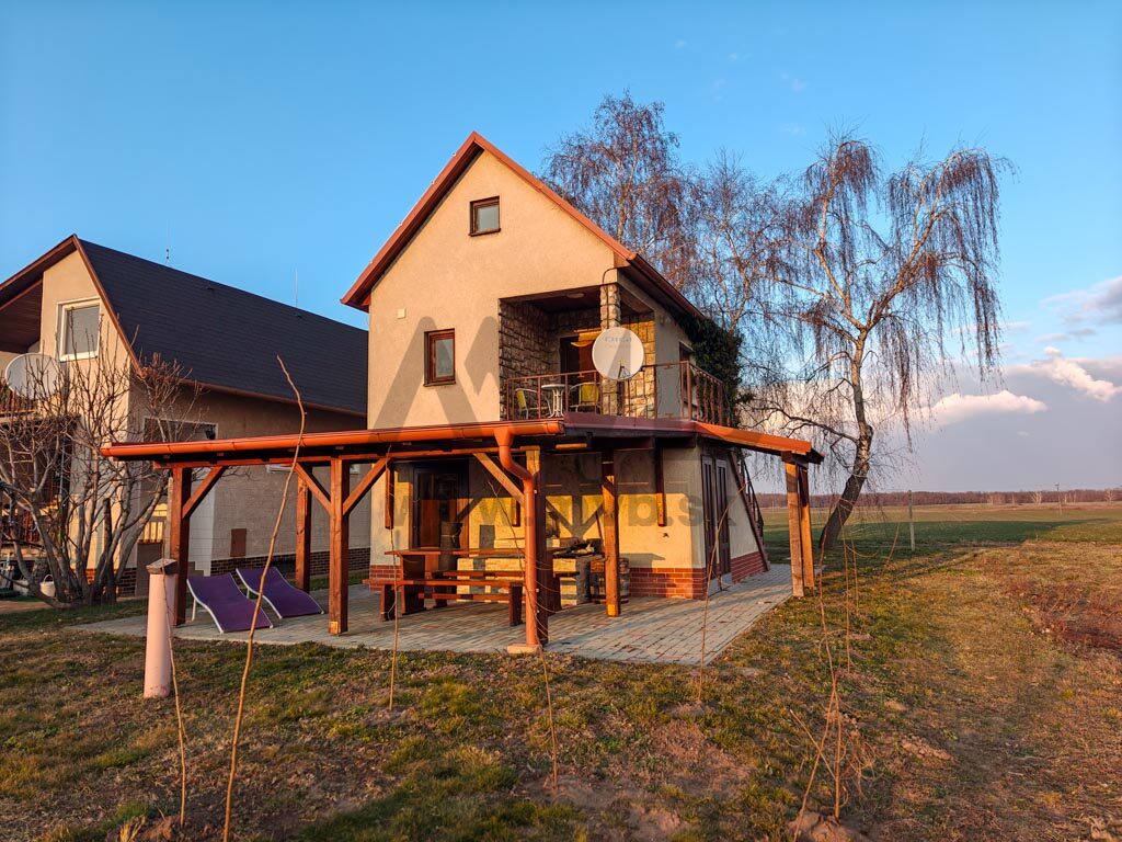 ZREKONŠTRUOVANÝ MODERNÝ VÍKENDOVÝ DOM S VÍNNOU PIVNICOU | VIRT | OKRES KOMÁRNO