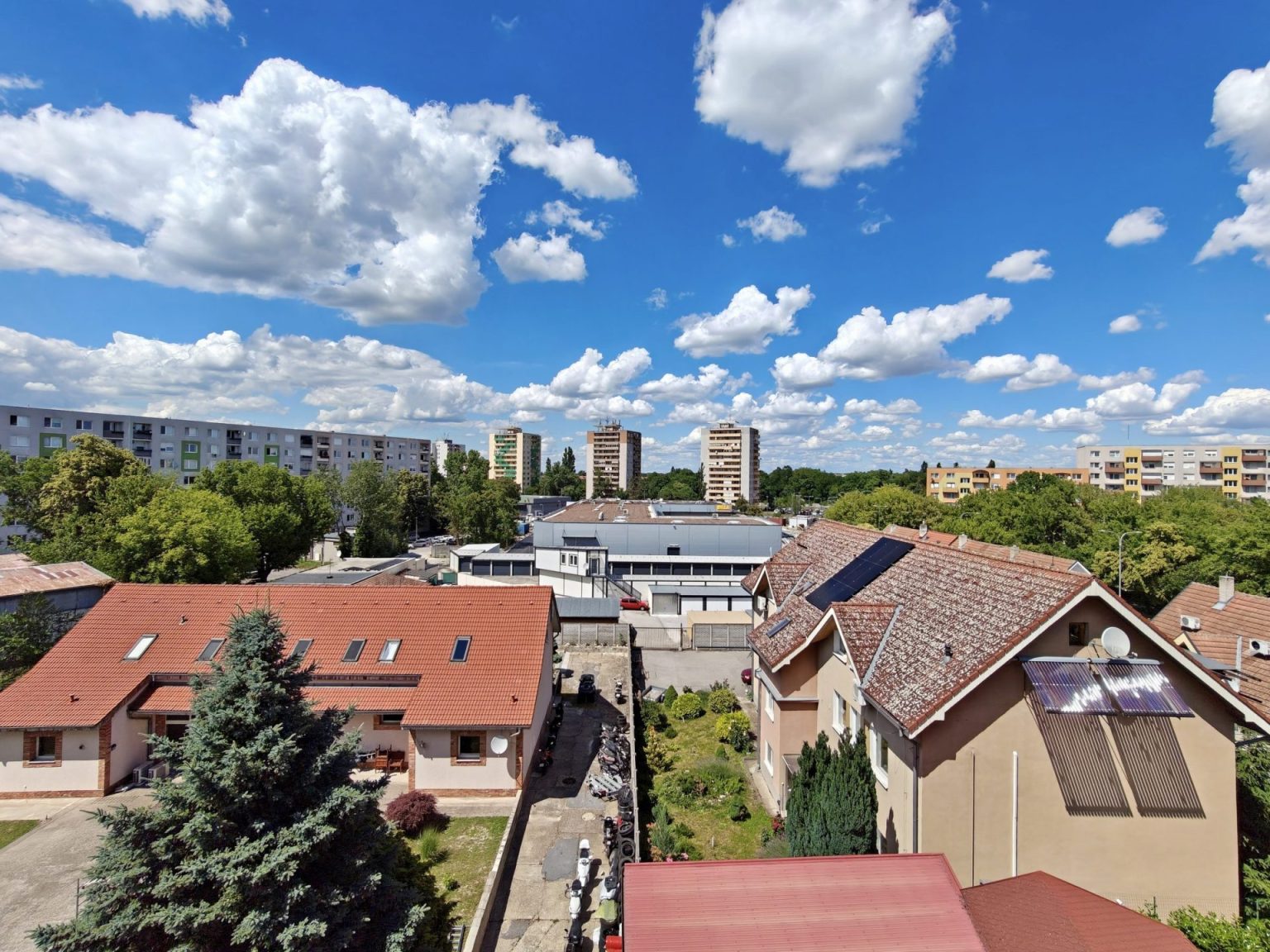 VÝNIMOČNÝ VEĽKOMETRÁŽNY 6-IZBOVÝ PODKROVNÝ BYT S TERASOU A 2 PARKOVACÍMI MIESTAMI | KOMÁRNO | DUNAJSKÉ NÁBREŽIE — fotografia
