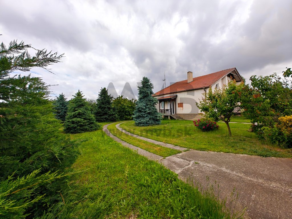 NA PREDAJ PRIESTRANNÝ RODINNÝ DOM S NÁDHERNÝM PANORAMATICKÝM VÝHĽADOM VO VIRTE!