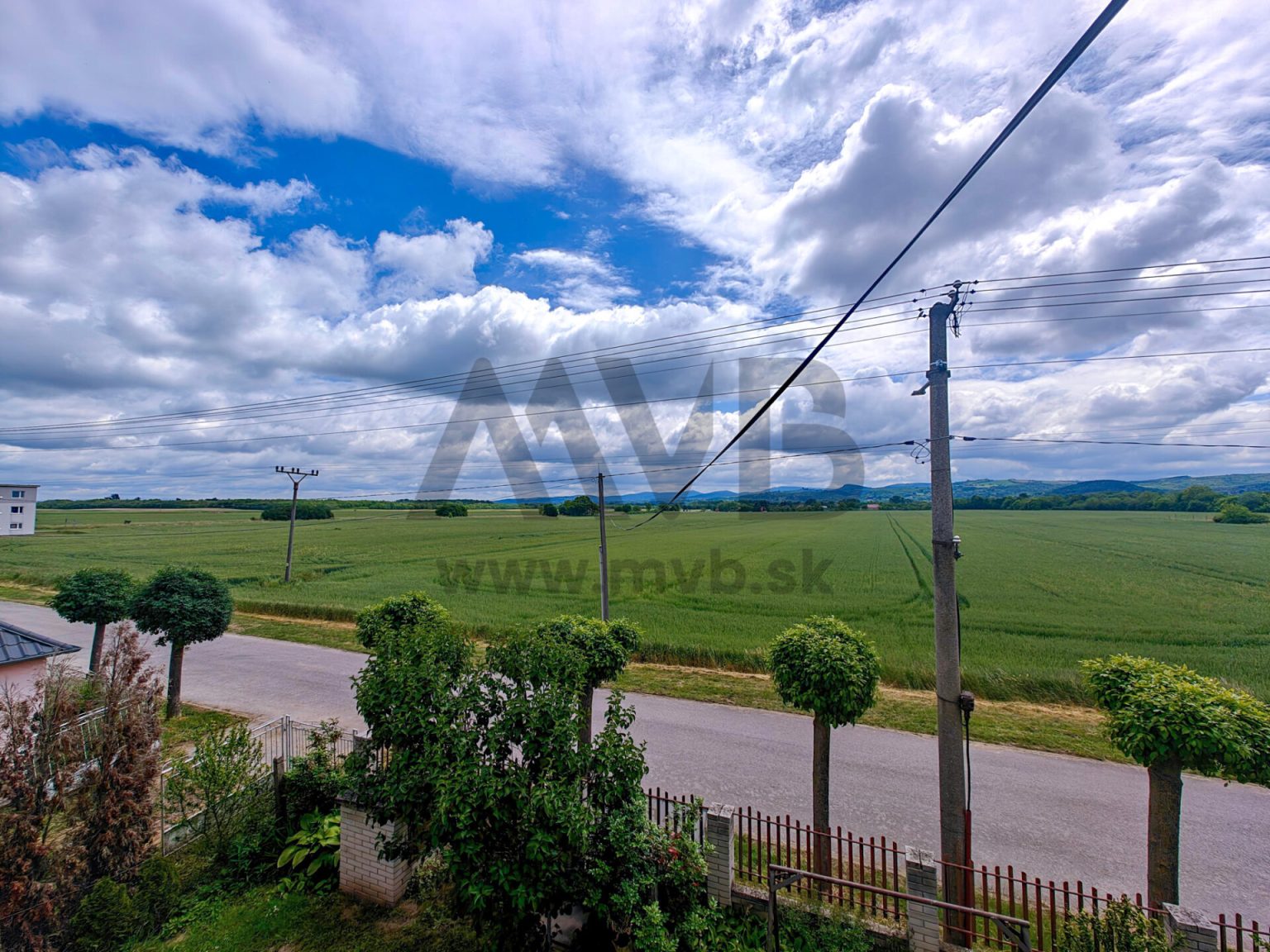 NA PREDAJ PRIESTRANNÝ RODINNÝ DOM S NÁDHERNÝM PANORAMATICKÝM VÝHĽADOM VO VIRTE! — fotografia