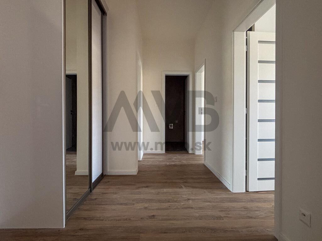 PRIESTRANNÝ 3-IZBOVÝ BYT S VEĽKOU TERASOU V NOVSTAVBE STAR RESIDENCE | NOVÉ ZÁMKY — fotografia