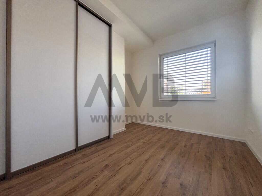 PRIESTRANNÝ 3-IZBOVÝ BYT S VEĽKOU TERASOU V NOVSTAVBE STAR RESIDENCE | NOVÉ ZÁMKY — fotografia