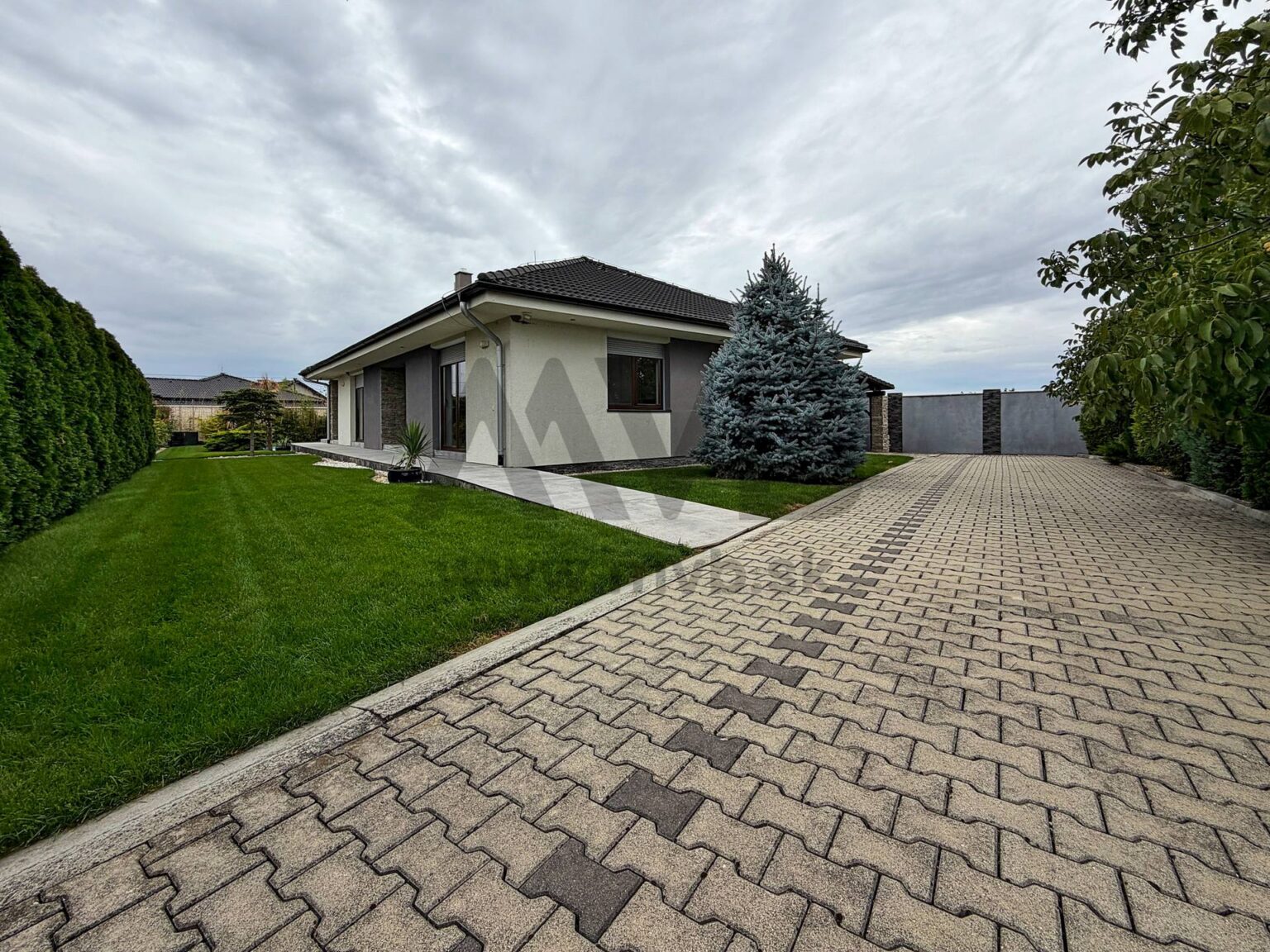 EXKLUZÍVNY BUNGALOV S BAZÉNOM A OKRASNOU ZÁHRADOU | DVORY NAD ŽITAVOU — fotografia