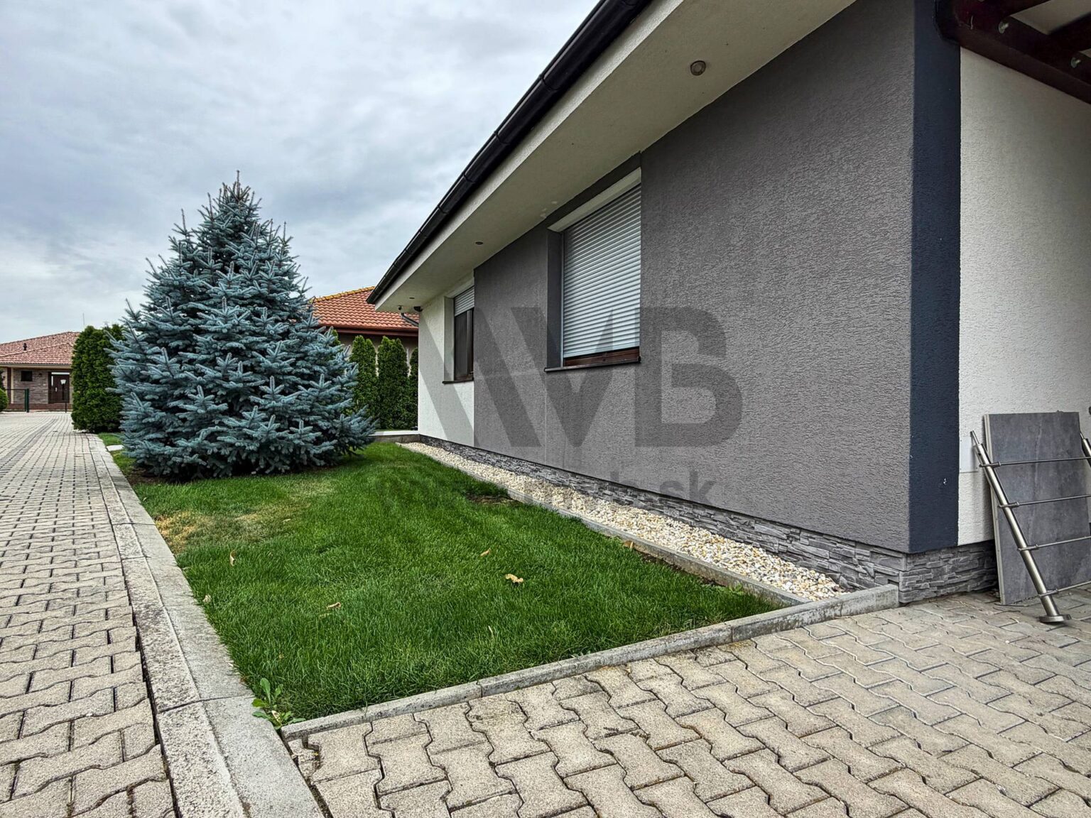 EXKLUZÍVNY BUNGALOV S BAZÉNOM A OKRASNOU ZÁHRADOU | DVORY NAD ŽITAVOU — fotografia