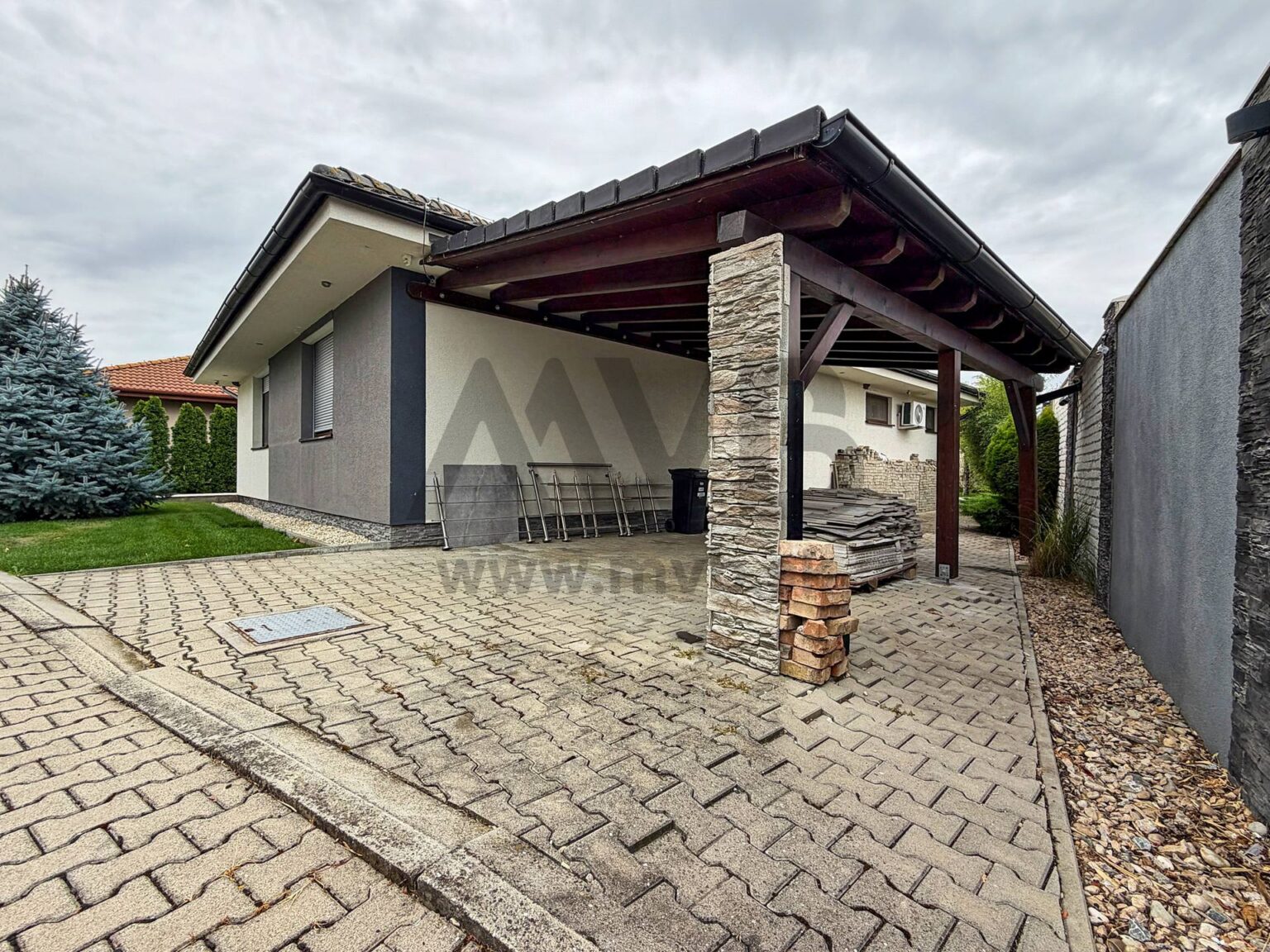 EXKLUZÍVNY BUNGALOV S BAZÉNOM A OKRASNOU ZÁHRADOU | DVORY NAD ŽITAVOU — fotografia