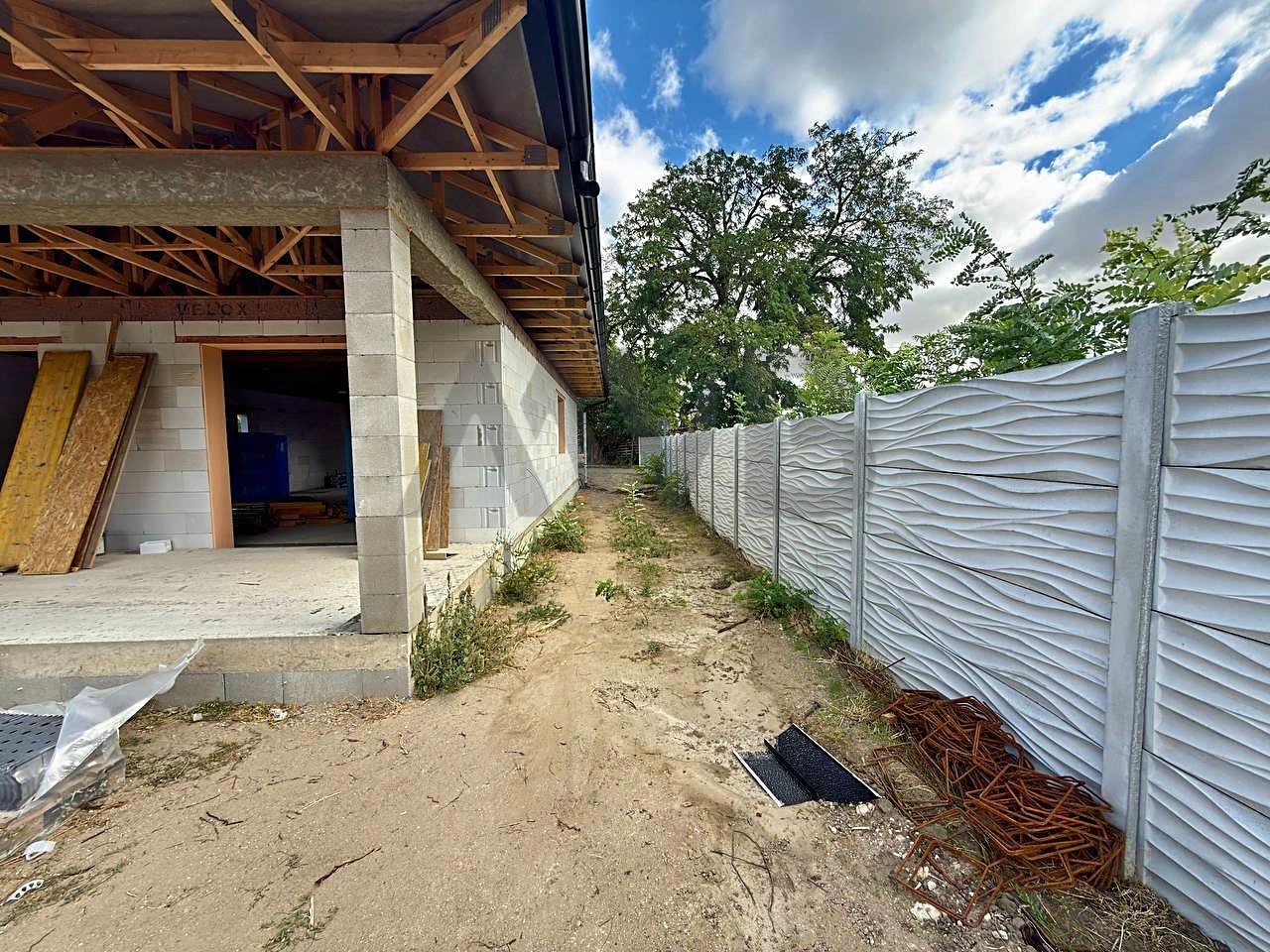 DVA NOVÉ 4-IZBOVÉ RODINNÉ DOMY – BUNGALOV S GARÁŽOU A TERASOU | MARCELOVÁ | OKRES KOMÁRNO — fotografia