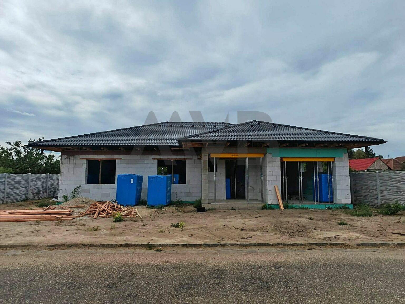 DVA NOVÉ 4-IZBOVÉ RODINNÉ DOMY – BUNGALOV S GARÁŽOU A TERASOU | MARCELOVÁ | OKRES KOMÁRNO — fotografia