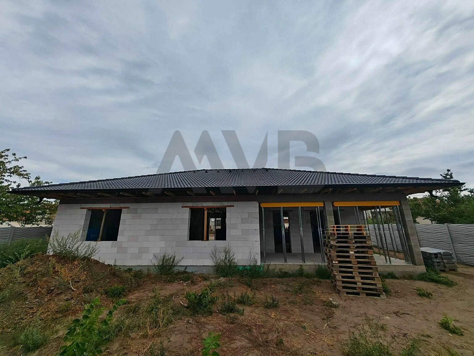 DVA NOVÉ 4-IZBOVÉ RODINNÉ DOMY – BUNGALOV S GARÁŽOU A TERASOU | MARCELOVÁ | OKRES KOMÁRNO — fotografia
