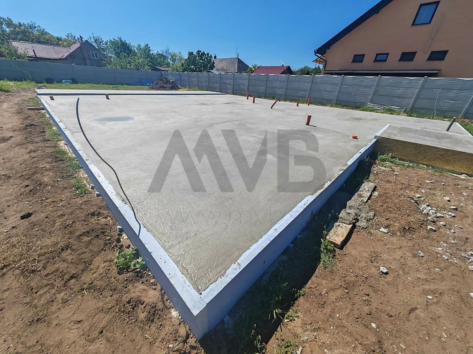 DVA NOVÉ 4-IZBOVÉ RODINNÉ DOMY – BUNGALOV S GARÁŽOU A TERASOU | MARCELOVÁ | OKRES KOMÁRNO — fotografia